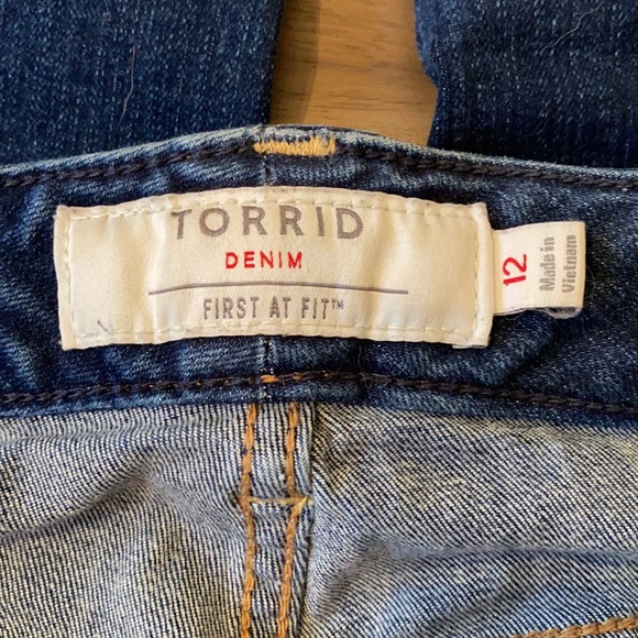 - Torrid Boyfriend Jeans Raw Hem Size 12 - Picture 4 of 6